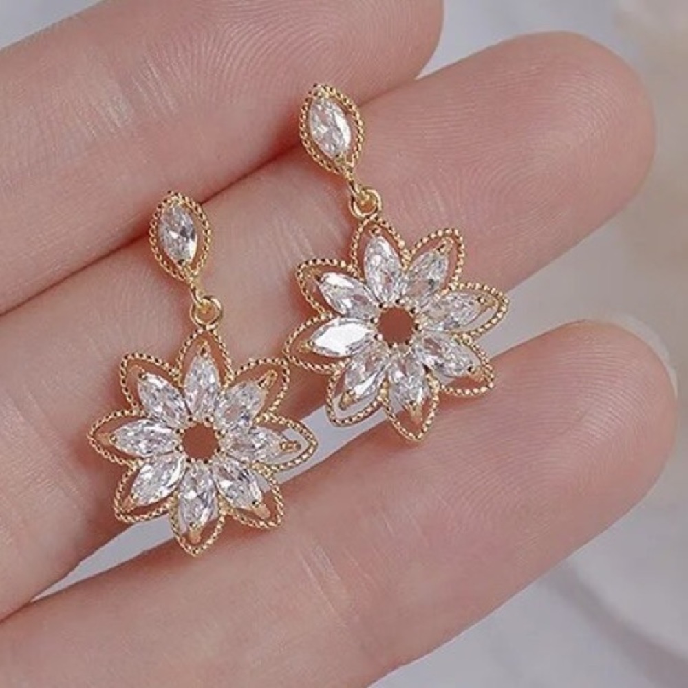 wNEW 14K Gold Plated Diamond Snowflake Flower Earrings